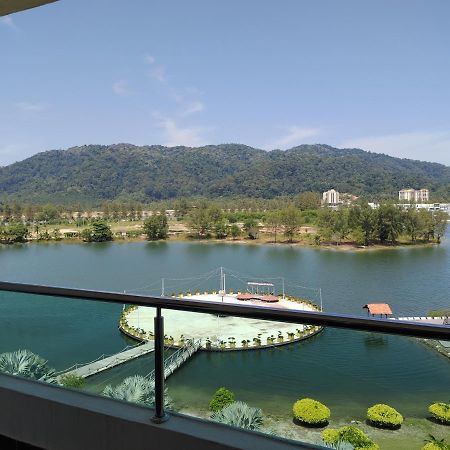 Marina Island Couple Home Stay Lumut Esterno foto