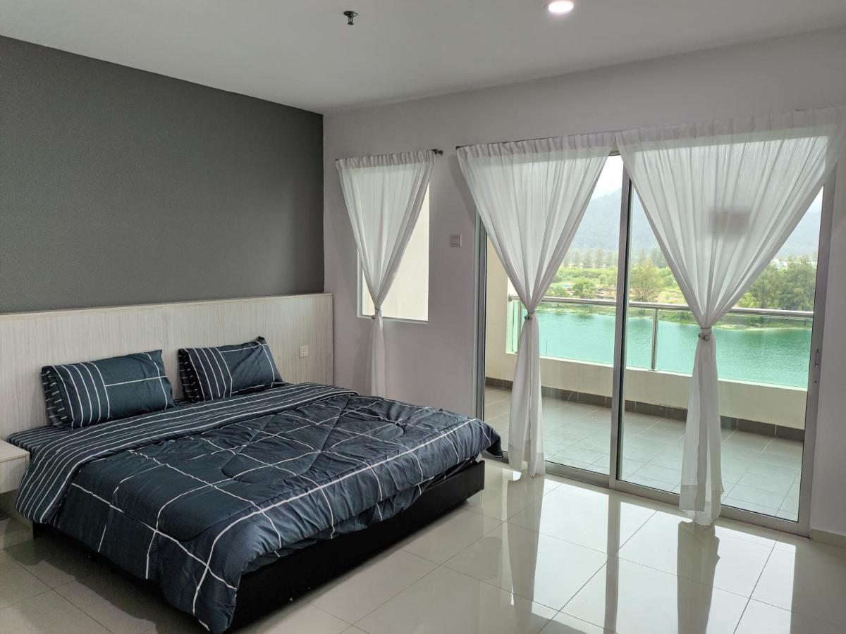 Marina Island Couple Home Stay Lumut Esterno foto